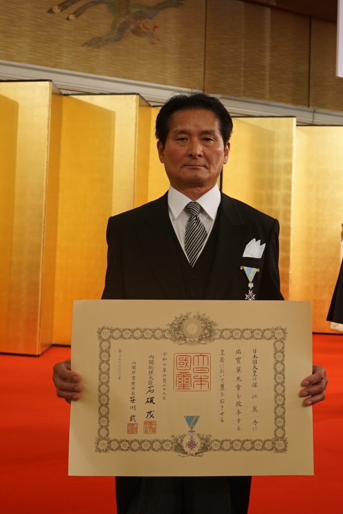 ㈱日商建材　深江憲秀氏に瑞宝単光章